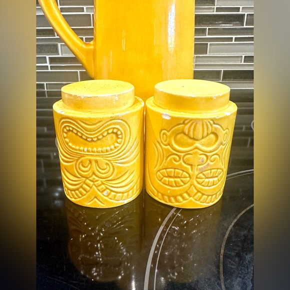 VTG Canary Yellow Ceramic Pitcher & Double Sided Tiki Cups marked Resper - Picture 8 of 13